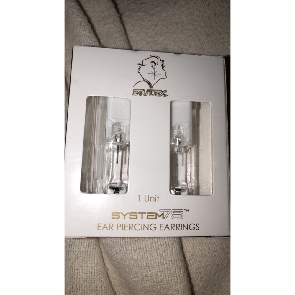 ❌ SOLD ON M E R C A R I ❌ 14kt White gold earrings